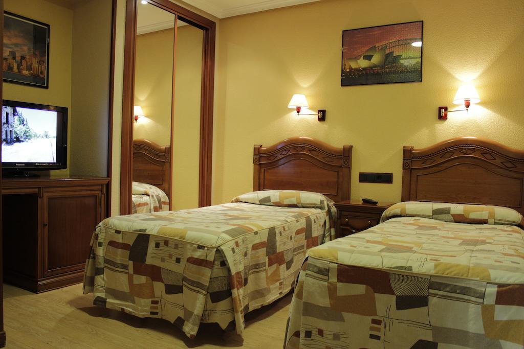 Hostal Ana Belen Мадрид Екстериор снимка