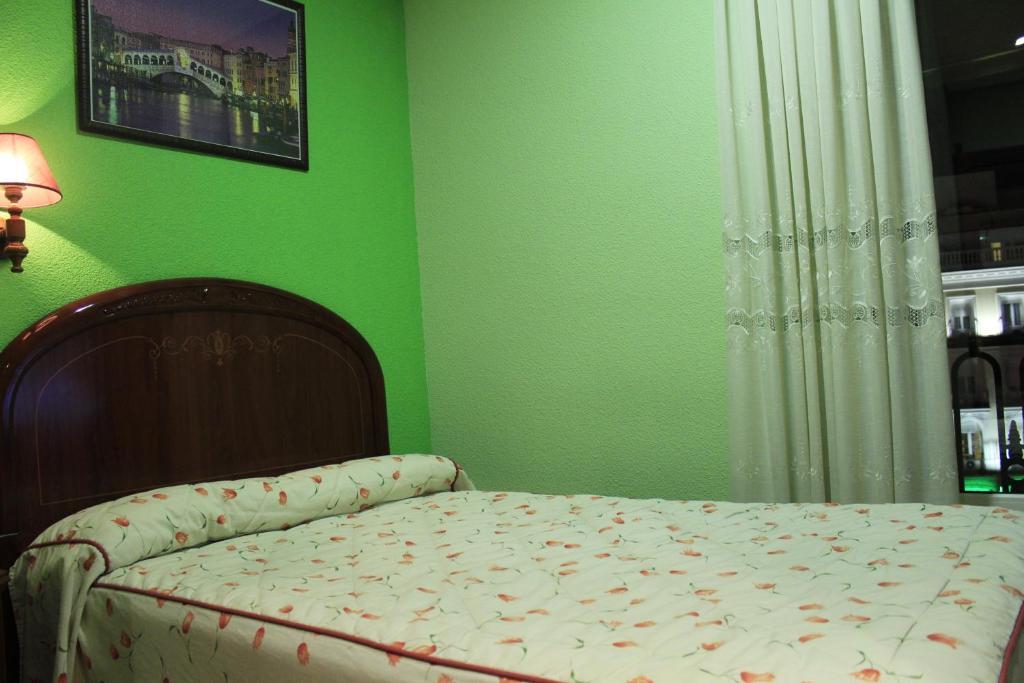 Hostal Ana Belen Мадрид Екстериор снимка